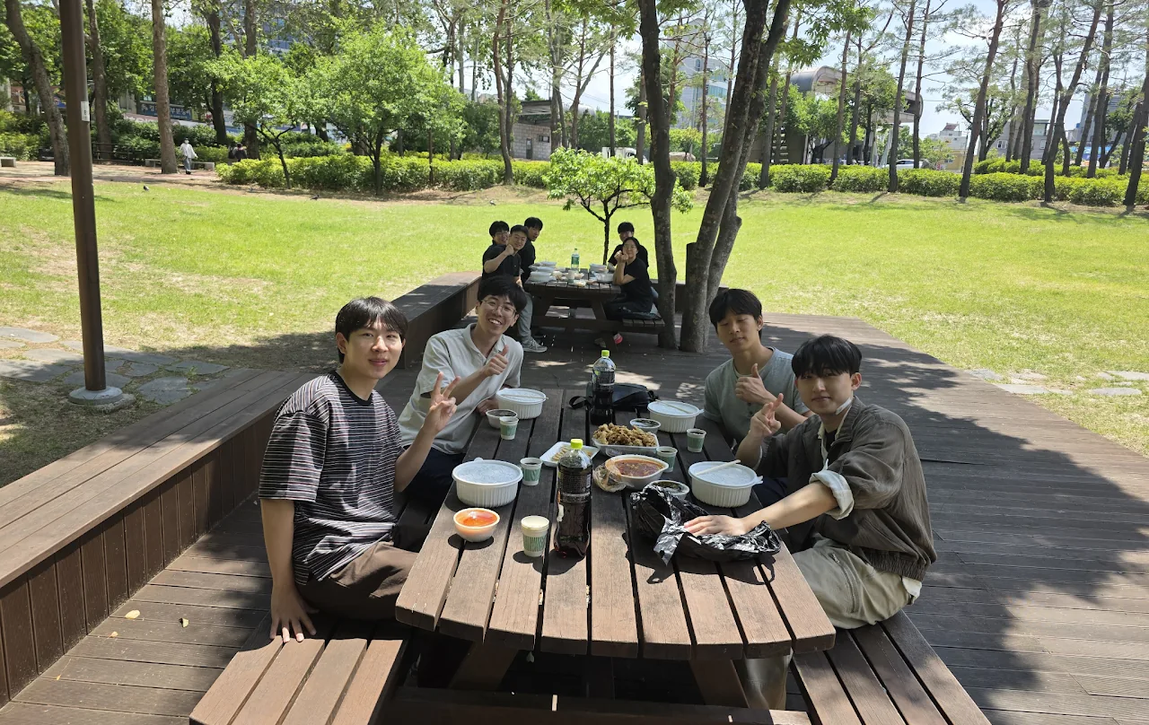 HiVA Laboratory members having lunch outdoors